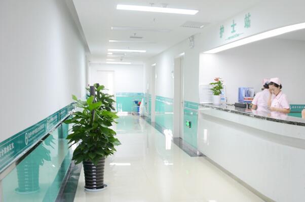 上海镶牙口腔医院前十佳，鼎植永博口腔门诊部是国内有名的连锁牙科！榜二有高品质的口腔服务！
